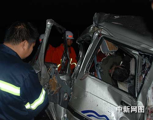 浙江温岭三车连环撞 三人死亡 多人受伤(组图)