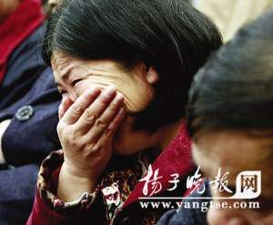 旁听席上的受害人家属悲痛不已。 张明远 摄