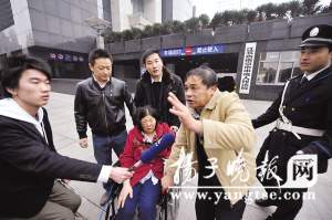 “不判死刑我要告到底。” 裴睿 摄