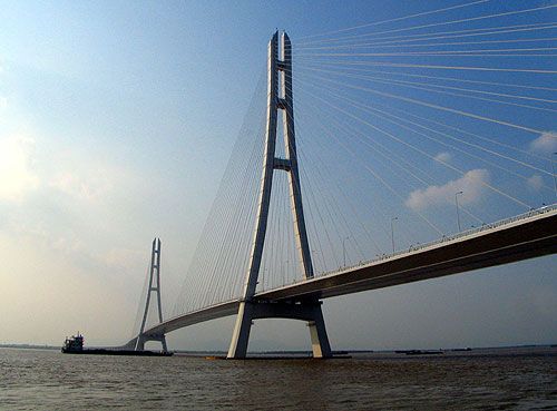 南京长江三桥因亏损延长收费5年引发争议