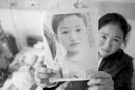 面包车撞倒小孩后拖行206米磨掉孩子半个头