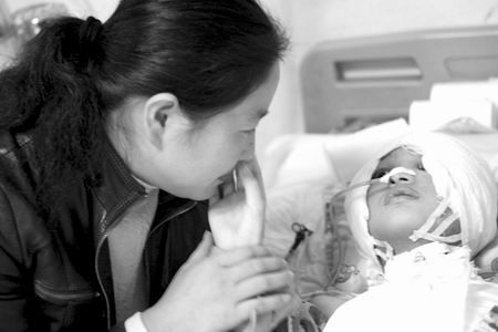 面包车撞倒小孩后拖行206米磨掉孩子半个头