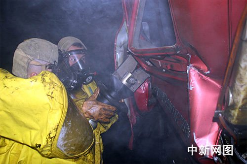 河南一辆氯磺酸槽车倾覆 27吨氯磺酸泄漏