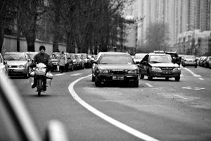 车位紧张致乱停严重 私车“蜗居”四车道