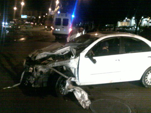 昆明发生酒驾撞车事故 2人受伤轿车几近报废