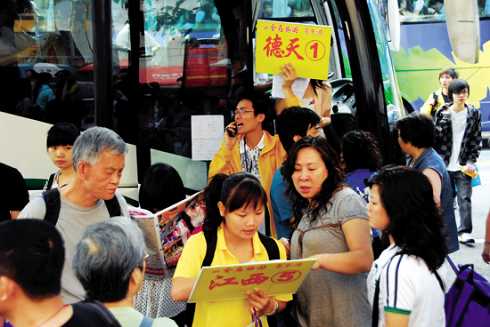 昨晚，澳大利亚悉尼自驾团出发　　本报记者 朱文海 摄