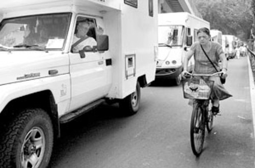 德国老年夫妻自驾房车组队来北京旅游