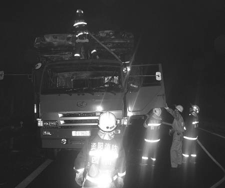 22辆新轿车成渝高速上烧成铁疙瘩(图)