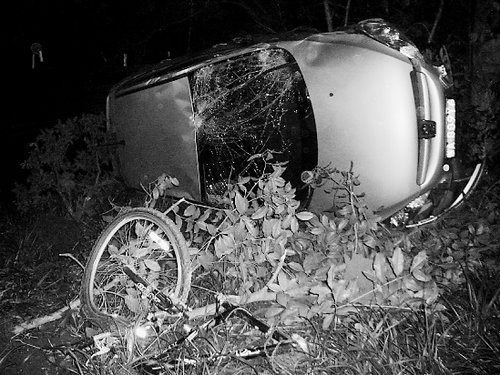 19岁洗车工替客代驾撞伤两人 车主负连带责任