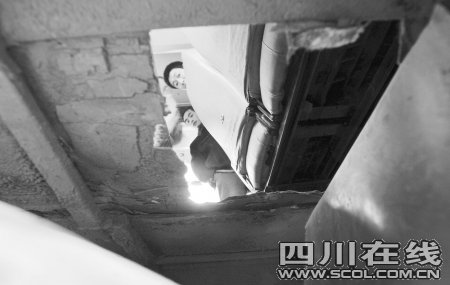 四川一7岁男孩从校车窟窿中掉落被碾死(图)