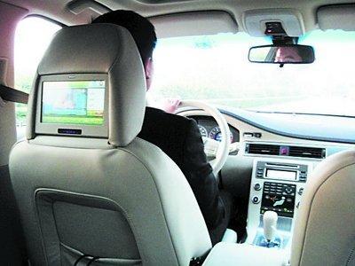 雨雪天开车悠着点 平和心态很重要