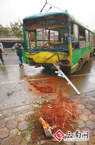 云南一公交车撞墙致22人受伤