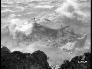 粉碎 偷渡船被撞得粉碎，很多乘客被海浪吞没。