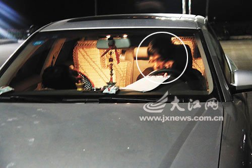 男子飙车进校园被拦 踹伤保安称“有的是钱”