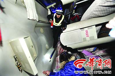 昨日凌晨2时12分,民警在侧翻的大巴车车厢内查看是否还有未被转移的乘客 本报记者 张杰 摄