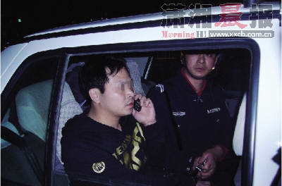 事故目击者网友“海军”拍下了被警方带走的男子。