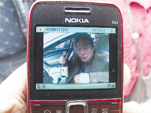 王女士用手机拍了男子饮酒过程。