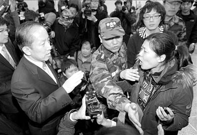 28日,失踪船员家属围堵韩国国防部长官金泰荣,抱怨官方的救援行动。 图/人民图片