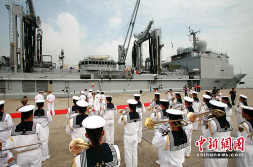 5月31日,在中国海军“三亚”号护卫舰的引导下,由法国海军印度洋海区司令布鲁诺·尼埃里中将率领的“索姆”号补给指挥舰缓缓驶入广东湛江某军港,对海军南海舰队开始为期6天的友好访问。中新社发 陈耕 摄