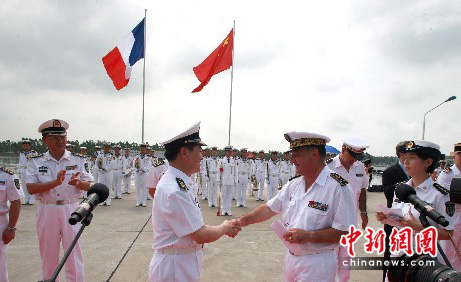 图为尼埃里中将受到中方欢迎。中新社发 仲继军 摄