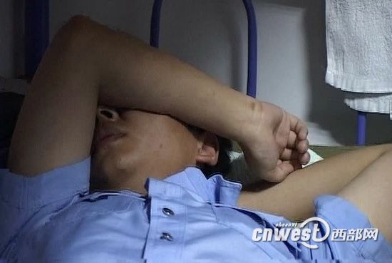 被打伤的交警（陕西电视台《都市快报》视频截图）