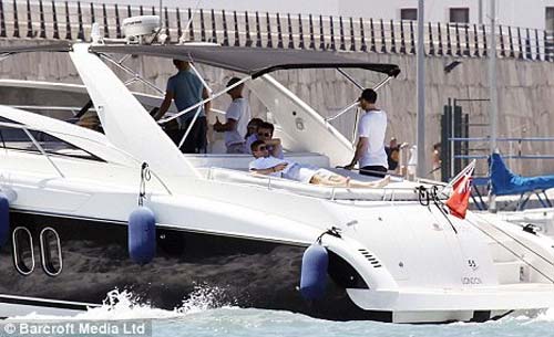 杰拉德租17米长奢华游艇