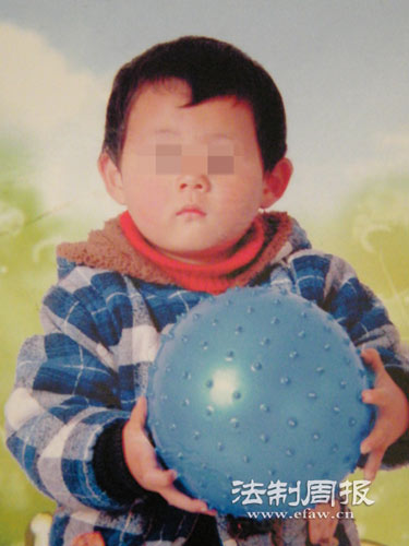 01儿子小承宇留下的遗照，成了张丹丹心里唯一的慰藉。 .jpg