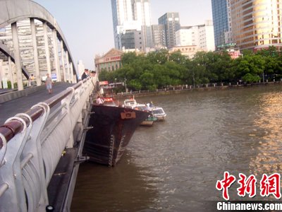 浙江一艘载重458吨货船发生卡桥事故(组图)