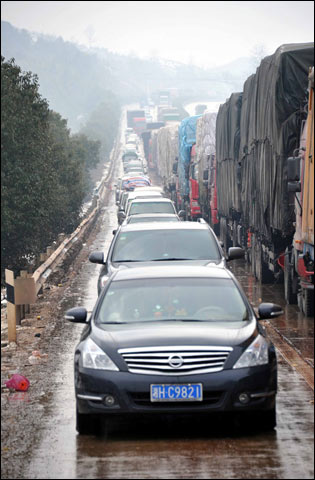 雨雪天气车祸多发致京珠高速拥堵
