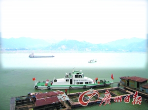 事发江面搜救工作正在继续。