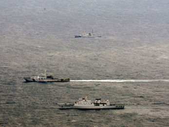 日本调集10艘舰艇在钓鱼岛海域跟踪渔政船
