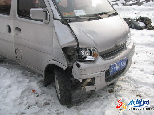 面包车撞倒过路女子 肇事者躲进洗浴中心(图) 面包车撞倒过路女子 肇事者躲进洗浴中心(图)