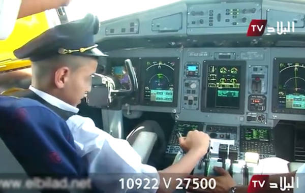 近日，阿尔及利亚航空一架飞机两名机师让一名参与孤儿活动的10岁男童进入驾驶舱，并坐上机师座位操控仪器。